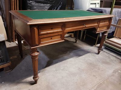 une table de billard recouverte d'un drap vert