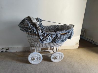 une photo d'une poussette de bébé recouverte d'une couverture