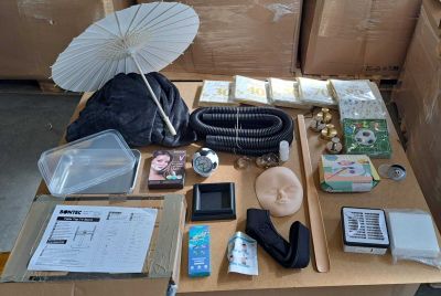 une table sur laquelle se trouvent de nombreux objets et un parapluie