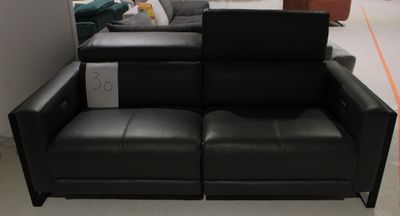 deux canapés en cuir noir dans un salon