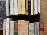 un grand nombre de livres posés sur une table