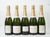 quatre bouteilles de champagne sont alignées