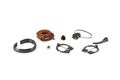 une image représentant un ensemble d'objets métalliques posés sur une surface blanche
