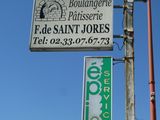 deux panneaux fixés à un poteau au bord de la route