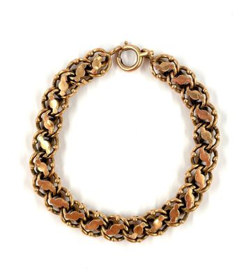 gros plan d'un bracelet en chaîne en or sur fond blanc
