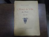 un livre posé sur une table