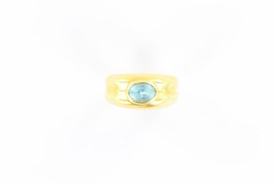 une image d'une bague en or avec une pierre en topaze bleue