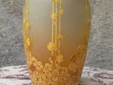 un vase jaune posé sur une table