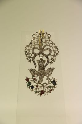une photo d'une œuvre d'art posée sur une table