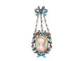 Gros plan sur un collier portant l'image d'une femme