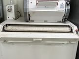 une machine posée sur un comptoir