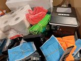 une boîte en carton remplie de produits d'entretien et d'autres objets
