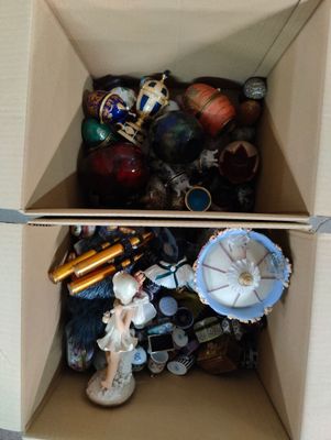 une boîte remplie d'objets assortis qui s'y trouvent