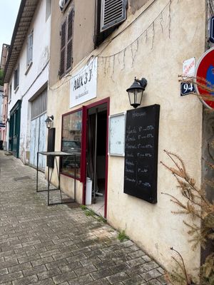 a sign on the side of a building that says cafe