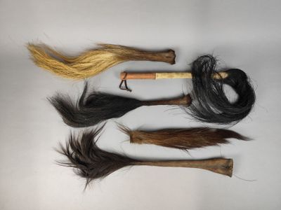 trois types de cheveux différents sur une surface blanche