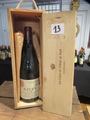 une bouteille de vin dans un coffret en bois sur une table