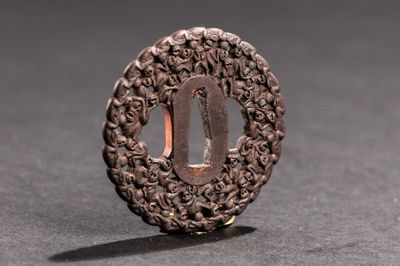 un petit objet métallique posé sur une table
