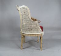Fauteuil canné ; la structure en bois mouluré rechampi blanc… (photo 3)
