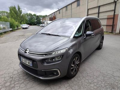 La Citroën grise est garée devant un immeuble.
