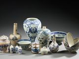 de nombreux types de vases et de bols bleus et blancs