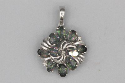 Pendentif en or (14k) serti de pierres.