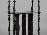 une table noire surmontée d'une étagère