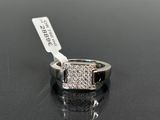 gros plan d'une bague en diamant sur une surface noire