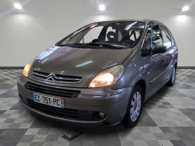 une voiture argentée garée dans une pièce