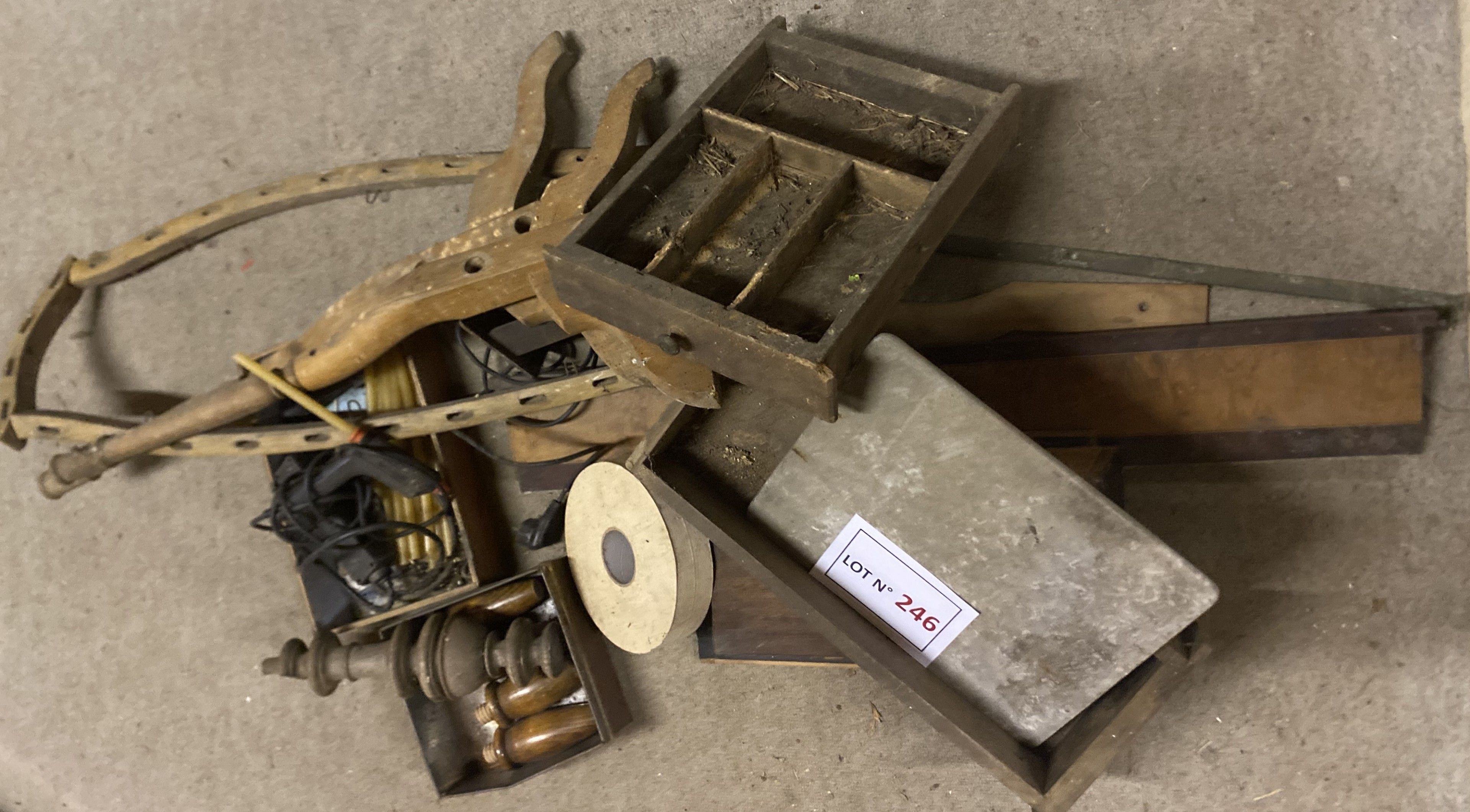 Lot ébéniste avec pistolet à colle, galerie en bronze, petit fonds d’ébénisterie comprenant un lot varié, des anciens...