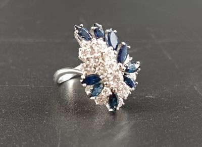 Bague en or blanc 18k ornée de saphirs taille poire et de 15…