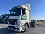 deux camions garés l'un à côté de l'autre dans un parking