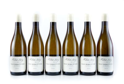 six bouteilles de vin blanc alignées