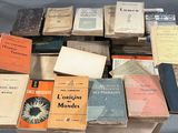 beaucoup de vieux livres posés ensemble sur une table
