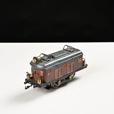 un petit train sur une surface blanche avec un fond noir