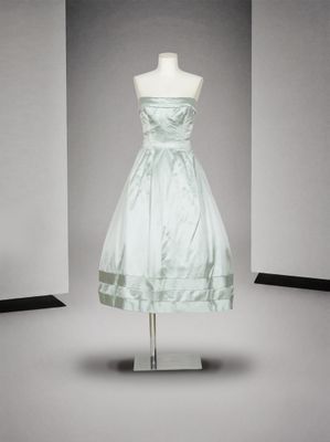 une robe sur un mannequin dans une pièce