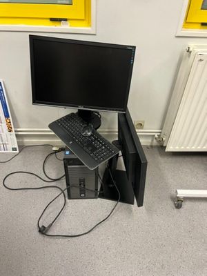 un bureau sur lequel se trouvent un écran, un clavier et une souris