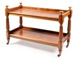 une table en bois surmontée d'une étagère