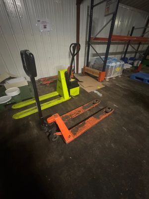 plusieurs palettes entreposées dans un entrepôt
