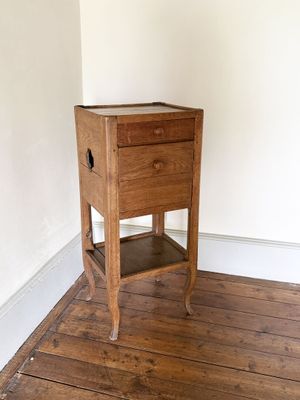 CHEVET en bois mouluré, ouvre par un tiroir et un rideau cou…