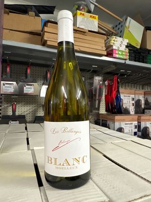 une bouteille de vin posée sur une table dans un magasin