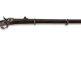 un vieux fusil avec un canon en bois et une poignée en métal