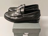 mocassins en cuir noir pour homme, avec des boucles sur le dessus d'une forme carrée