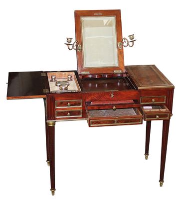 un bureau en bois sur lequel est posé un miroir