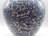 un vase bleu et blanc orné d'un dragon