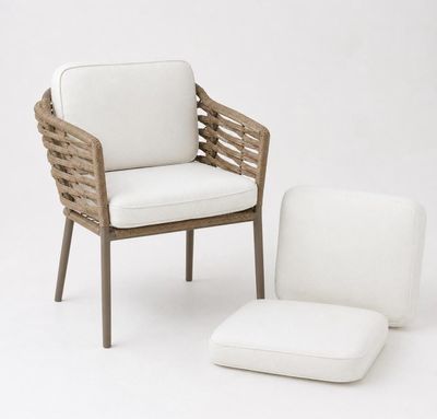 un gros plan d'une chaise et d'un pouf sur fond blanc