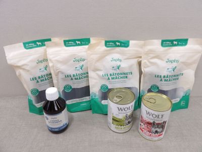 trois sacs de provisions posés sur une table