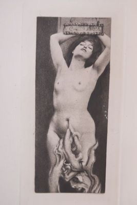 une photo en noir et blanc d'une femme nue tenant une pancarte