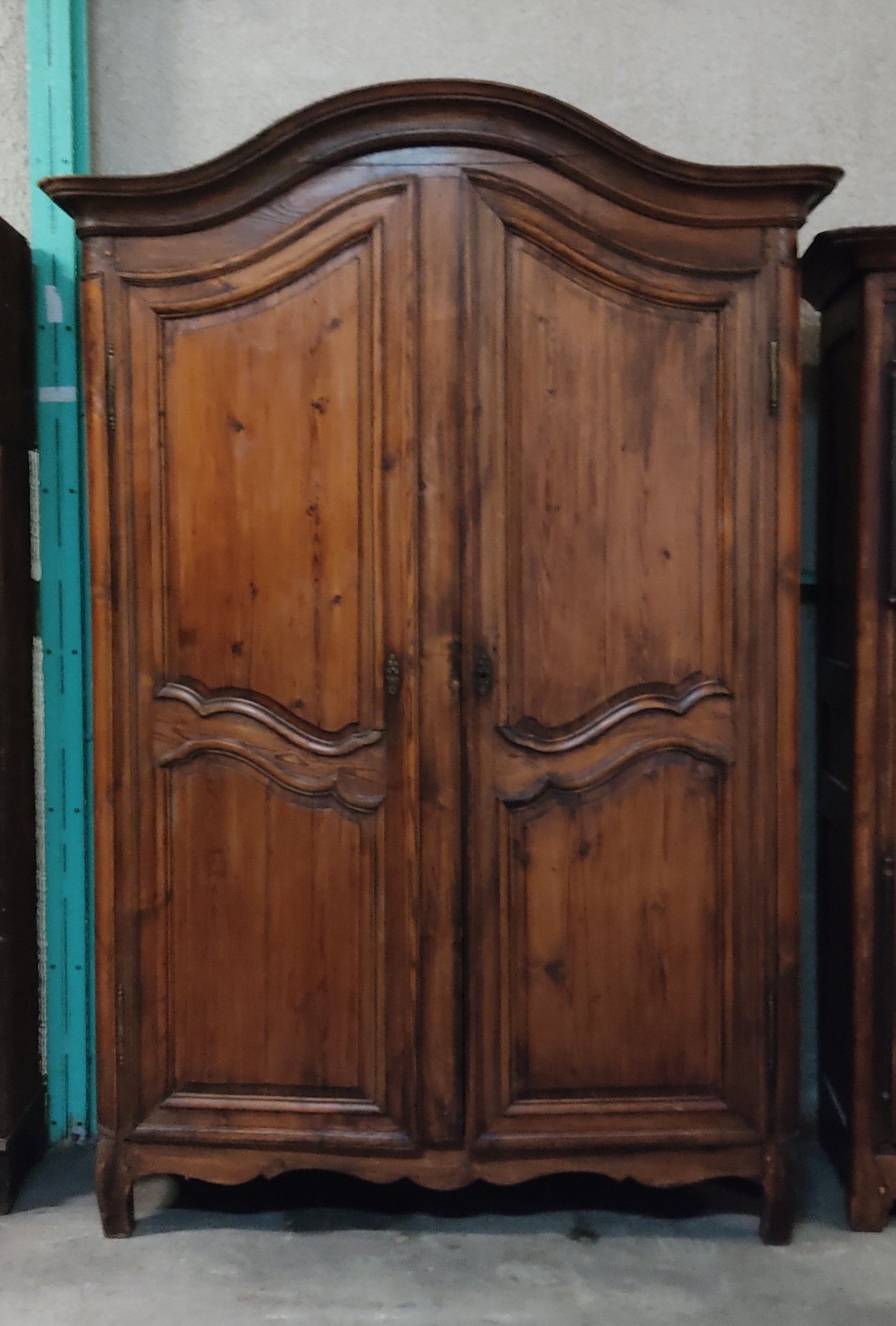 Armoire en bois naturel teinté, corniche en chapeau de gendarme, ouvrant à deux portes, style Louis XV, XIXème. Dimen...