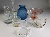 beaucoup d'objets en verre qui se trouvent sur la table