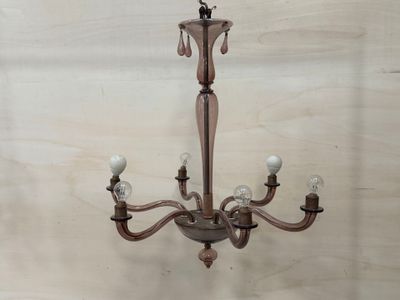 Lustre en verre de Murano mauve à six lumières.